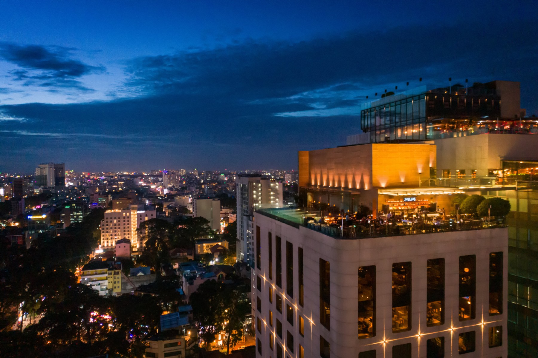 H  tel des Arts Saigon MGallery Qu   y Bar S  n Th     ng Social Club